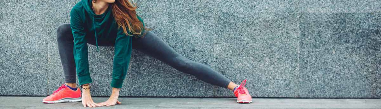 Jeune femme faisant des exercices à l'extérieur.