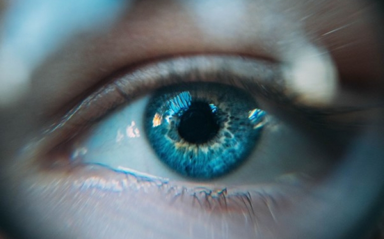 les personnes avec une mutation aux yeux violets